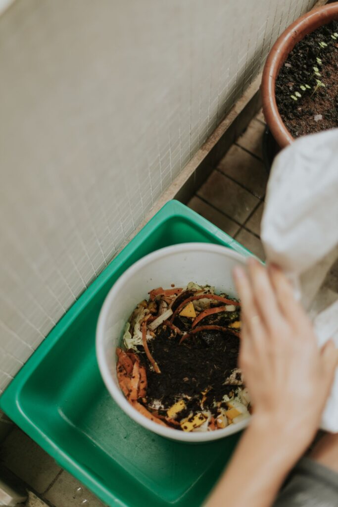 Sampah Organik Dapur: Pilih Kompos atau Food Waste Disposer?