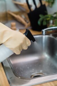 Saringan Wastafel Penuh Sisa Makanan: Harus Apa?